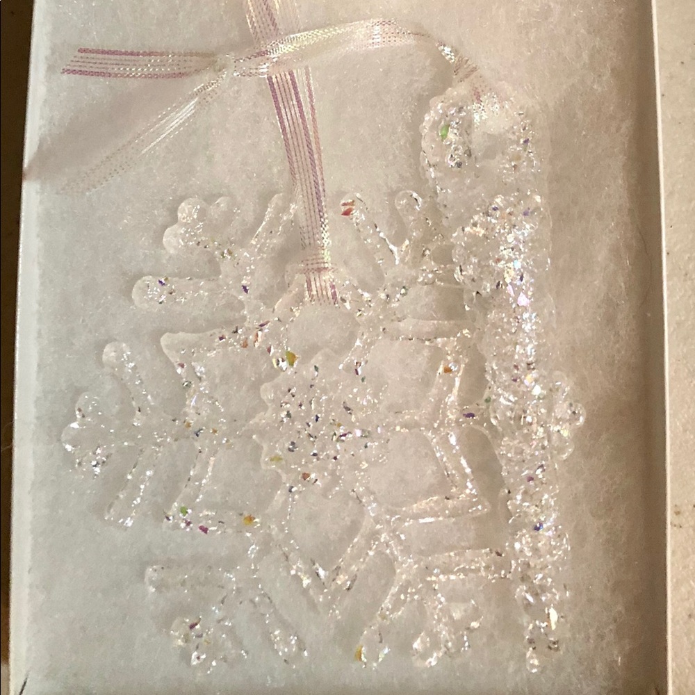 Snowflakes and icicles - Picture 1 of 3